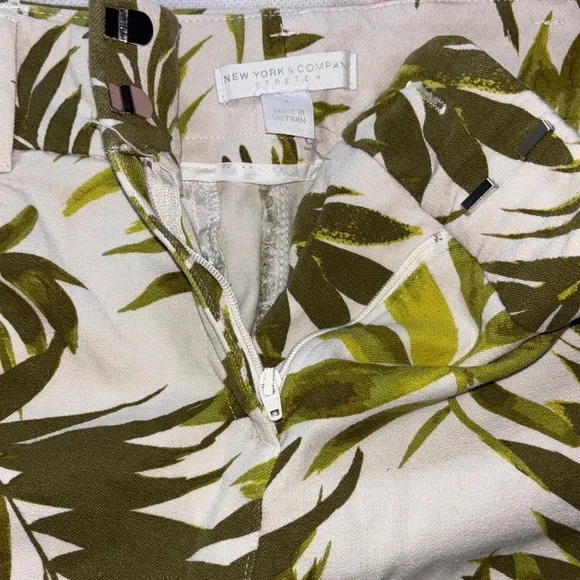 New York & Company Green Leaf Print Pants Size 6 - Picture 7 of 9